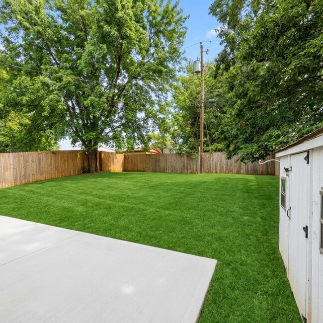 Building Photo - 421 Banksia Dr