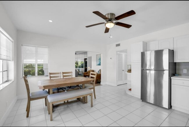 Building Photo - 320 Inlet Way