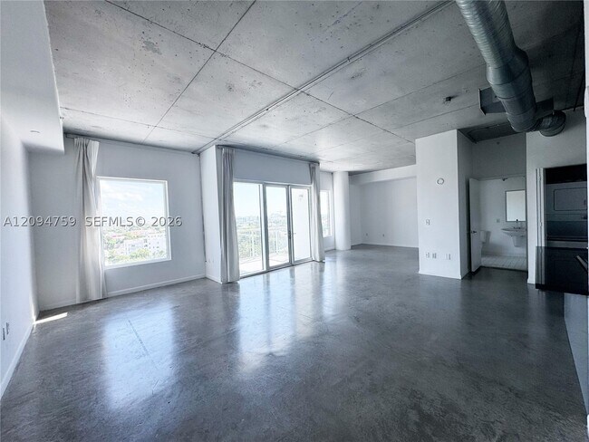 Foto del edificio - 10 SW South River Dr