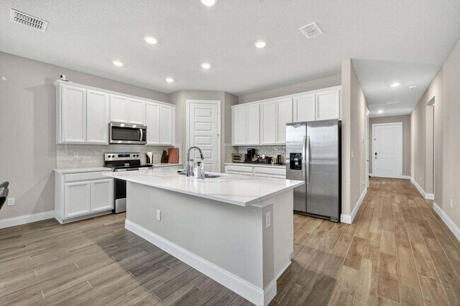 Building Photo - 6544 Cloverdale Ave