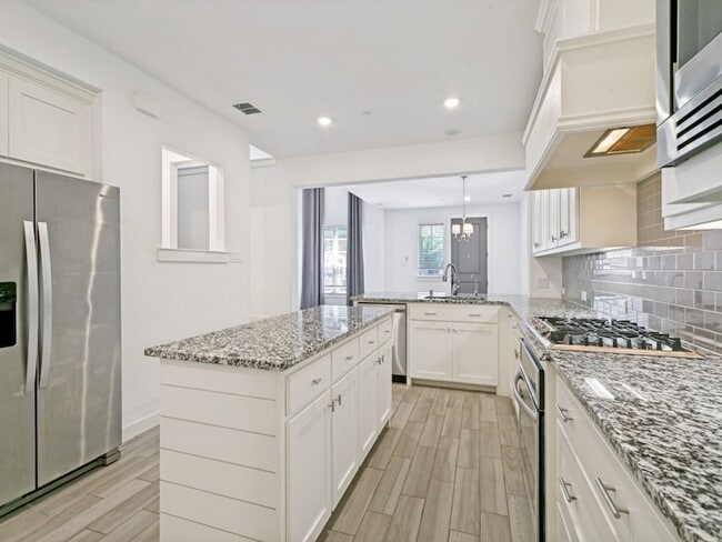 Building Photo - 2728 Shelby Dr
