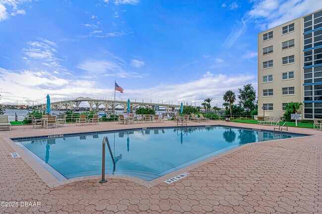 Foto del edificio - 1224 S Peninsula Dr