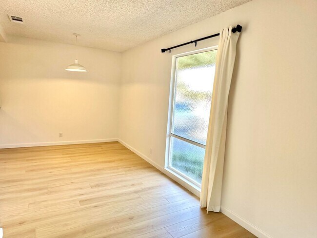 Foto del edificio - $2440 / BEAUTIFULLY REMODELED 2 BEDROOM CO...