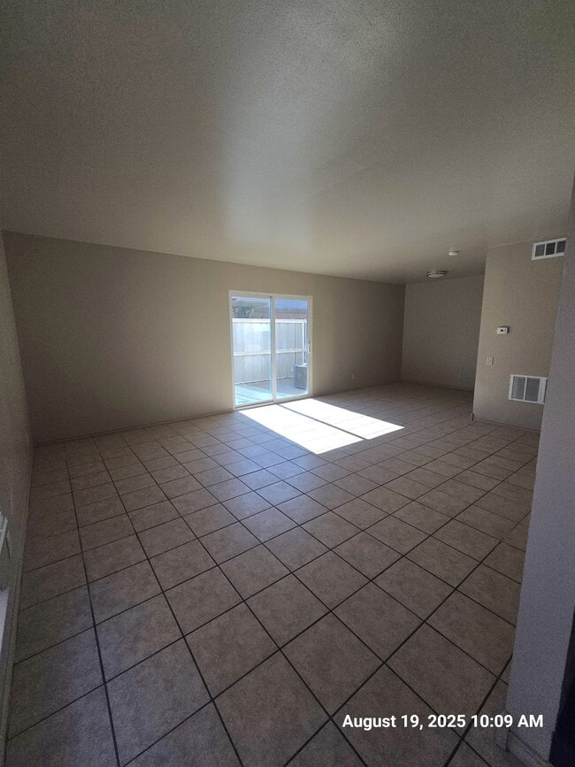 Foto del edificio - 2219 E Travis St