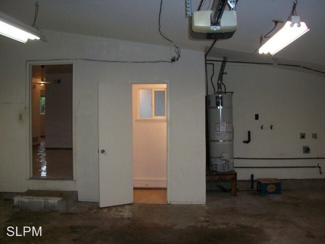 Building Photo - 3 br, 1.5 bath House - 536 Celia Street