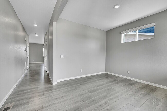 Foto del edificio - $2,995.00, 4 bedrooms, 2.5 baths with a bi...