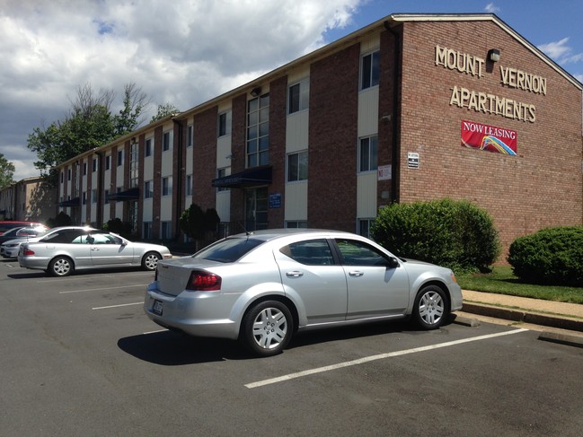 Mucho espacio de estacionamiento y estacionamiento para visitantes - Mount Vernon Apartments