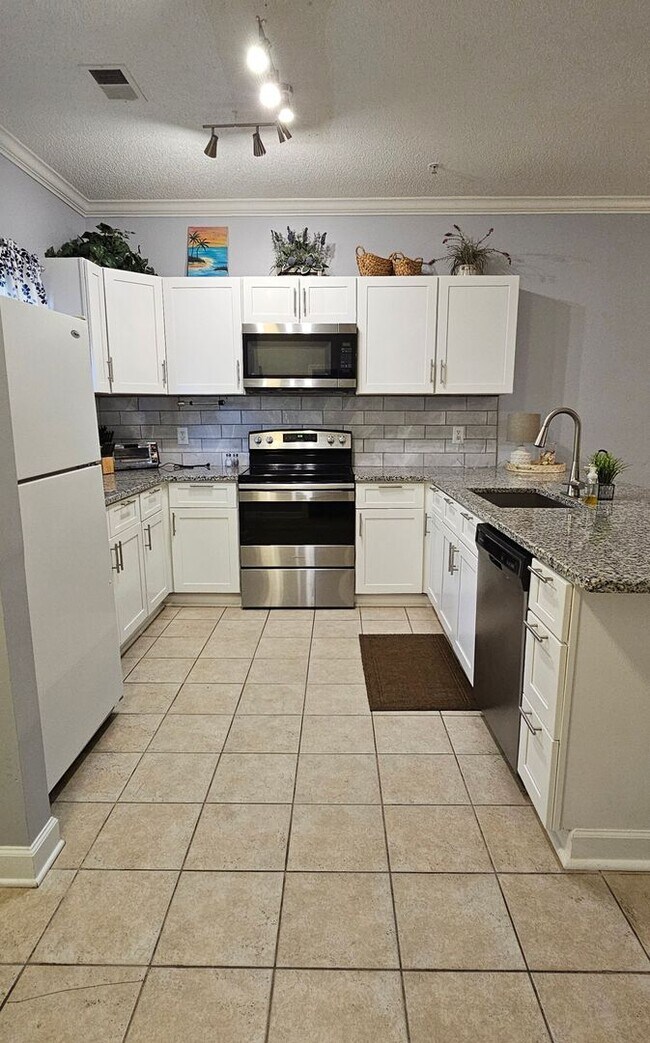 Foto del edificio - Stunning First-Floor, Fully Furnished Condo with Pond Views