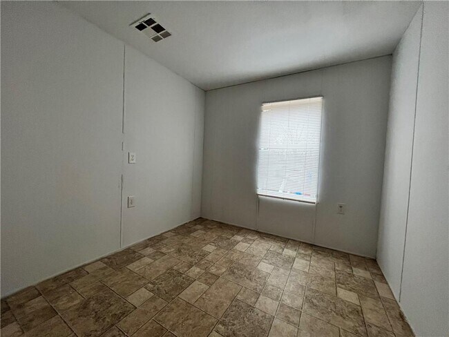 Building Photo - 16312 Robin Rd