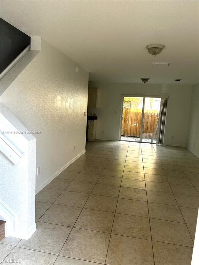 Foto del edificio - 3 br, 2.5 bath House - 212 NE 3rd St Apt 5