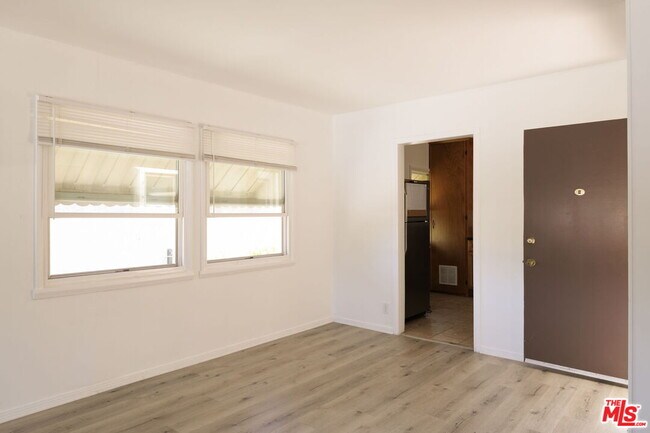 Building Photo - 5514 1/2 Cahuenga Blvd