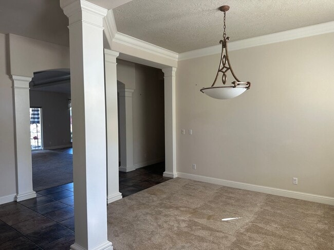 Building Photo - Located in the desirable Eagle Point Golf ...
