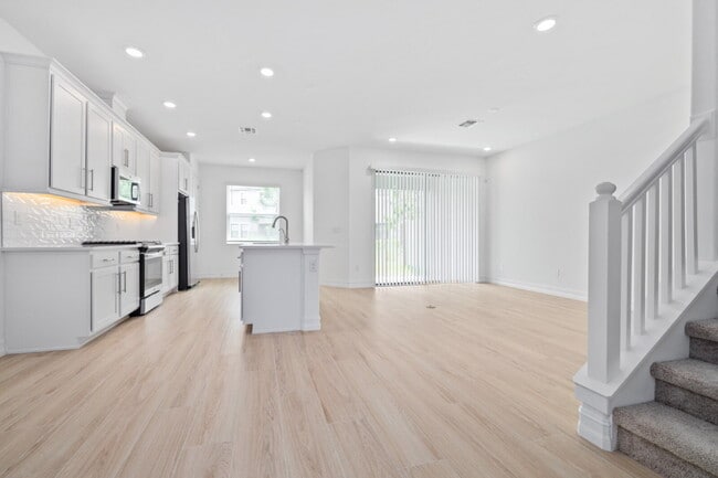 Building Photo - Estancia luxury 3-Bed Retreat in Wesley Ch...