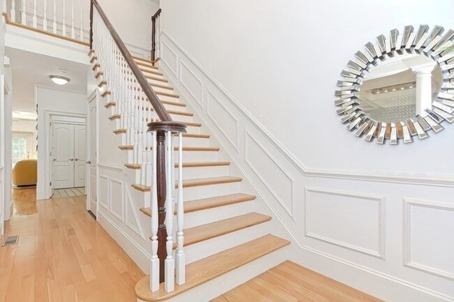 Building Photo - 10 Lupine Rd