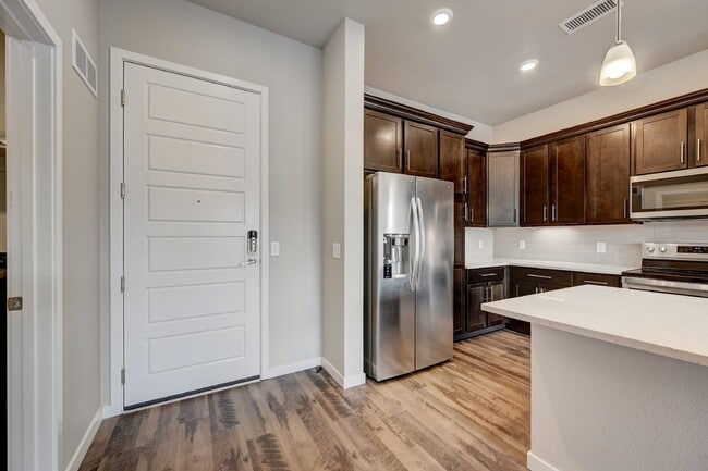 Foto del edificio - $2,000- 2 Bed, 2 Bath Condo in Littleton with AC and In Unit Laundry!