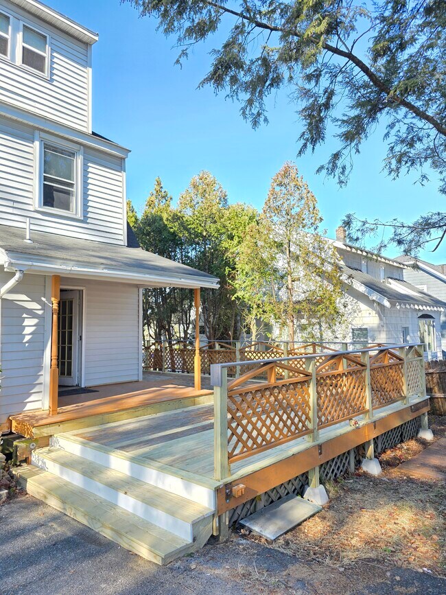 Foto del edificio - 1906 Burdett Ave