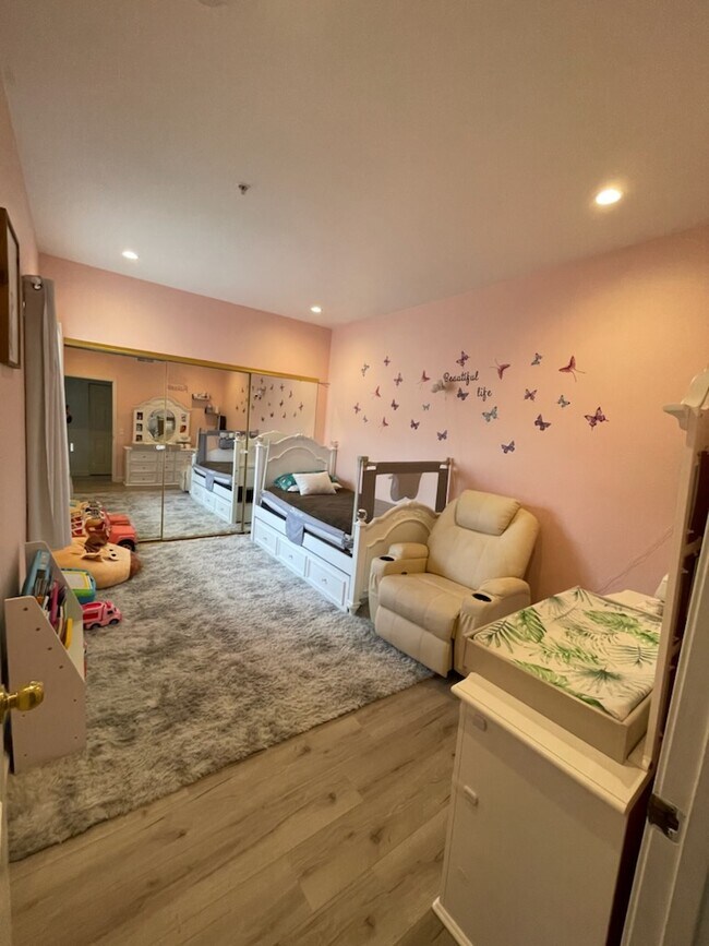 Building Photo - 14035 Astoria St