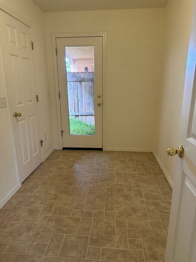 Building Photo - 896 Front St