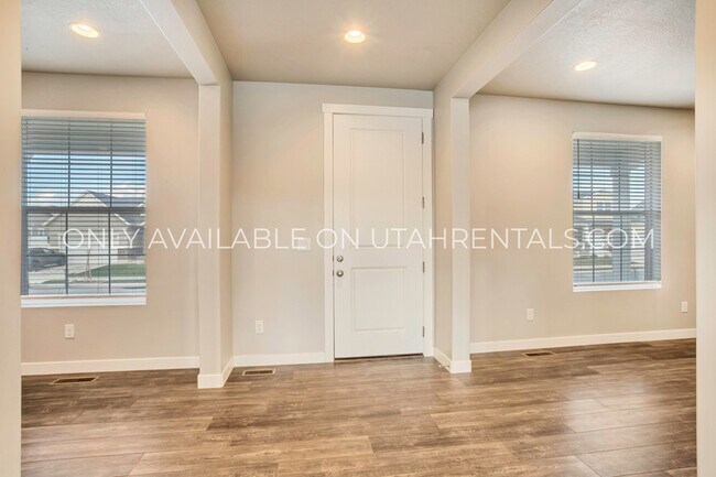 Building Photo - 1542 Lowe Peak Dr