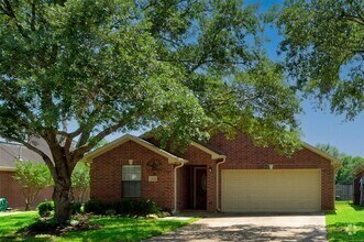 Building Photo - 402 Live Oak Ln