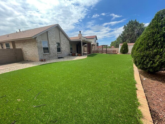 Building Photo - 3 Bedroom Near Mariposa Park