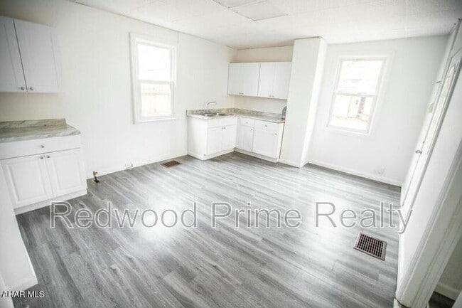 Building Photo - 1320 16th Ave