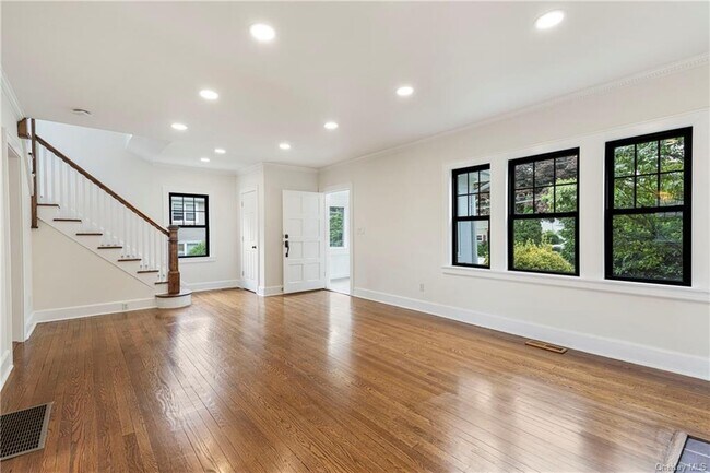 Building Photo - 727 Pelhamdale Ave