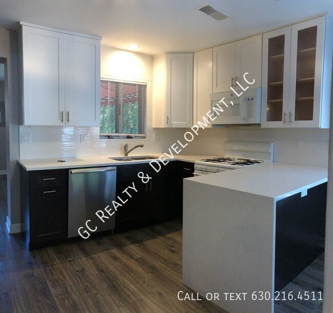 Building Photo - ***RECENTLY RENOVATED / 3 BDRM - 2 BTH / D...