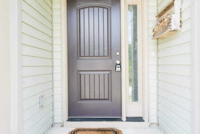 Building Photo - 3 Bedroom 2.5 Bath With Large Backyard