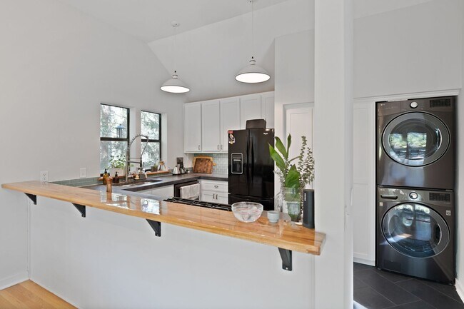 Foto del edificio - Stunning 3 Bedroom with a Beautiful View i...