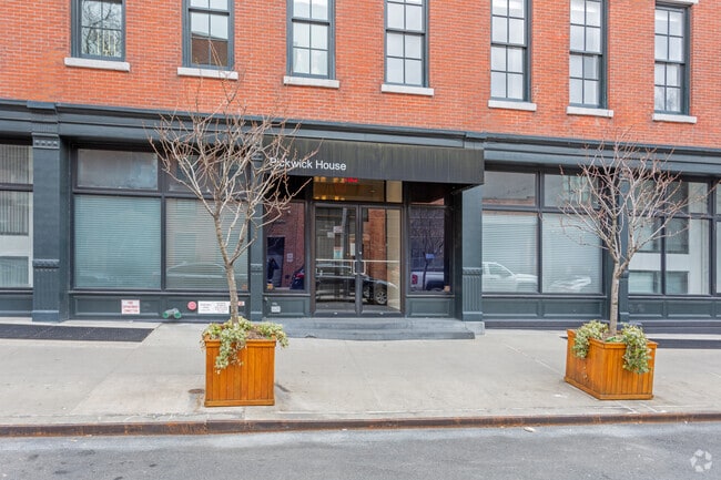 Building Photo - 33 Bethune St