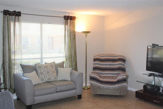 Building Photo - 9252 Westwood Village Dr