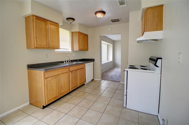 Foto del edificio - 9430 Golden Wood Ln
