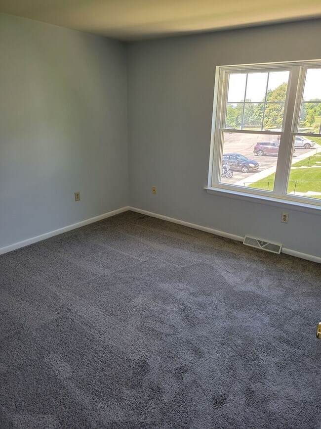 Building Photo - 2 Bedroom Newly Renovated