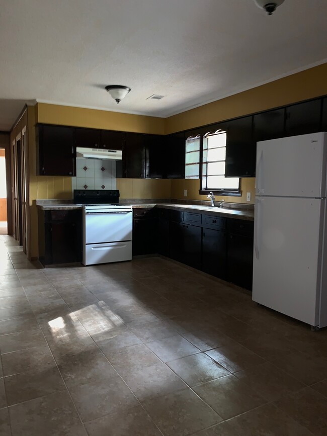 Building Photo - 3 Bed 1.5 Bath Pet Friendly Home