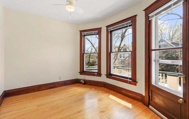 Dormitorio con vistas a la calle y puerta que da al porche delantero. - 707 S Dickinson St