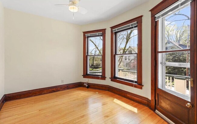 Dormitorio que da a la calle con puerta al porche delantero. - 707 S Dickinson St