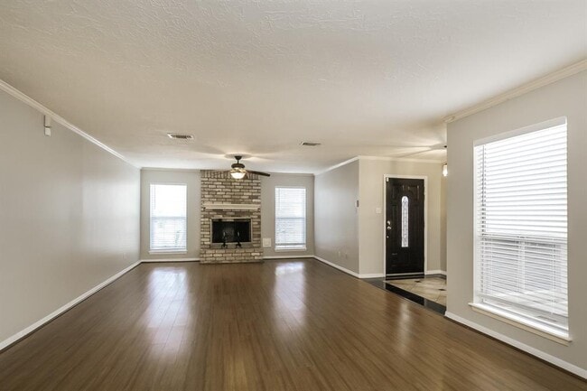 Building Photo - 3202 Holly Green Dr