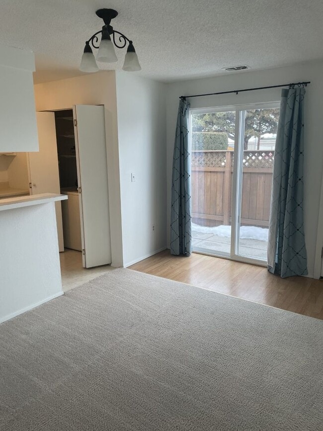 Foto del edificio - Amazing 2 Bedroom Available in Sought Afte...