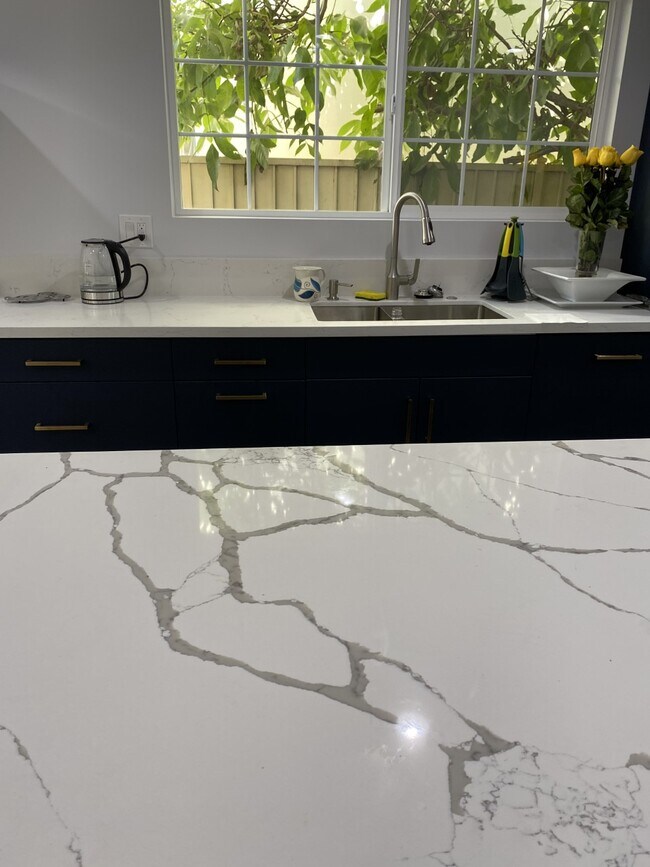 Encimeras de granito completamente nuevas - 446 S Almont Dr