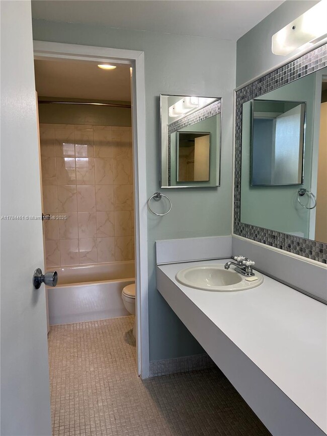 Foto del edificio - 8437 Forest Hills Dr