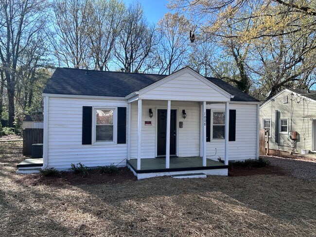 Foto del edificio - Great central Greensboro location with a detached 2 car garage space! Near UNCG