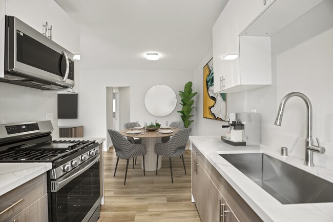 Foto del edificio - 1352 W 36th St