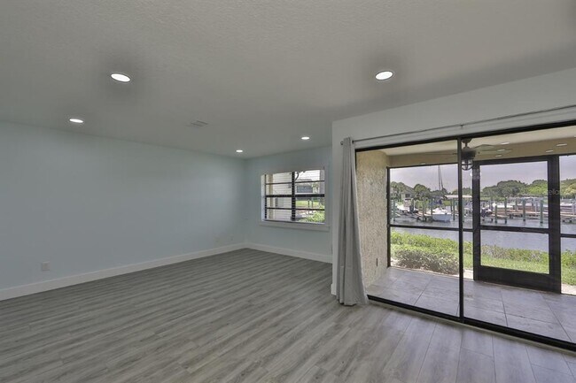 Foto del edificio - 652 Yardarm Dr