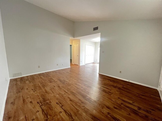 Foto del edificio - 1918 Gracy Farms Ln