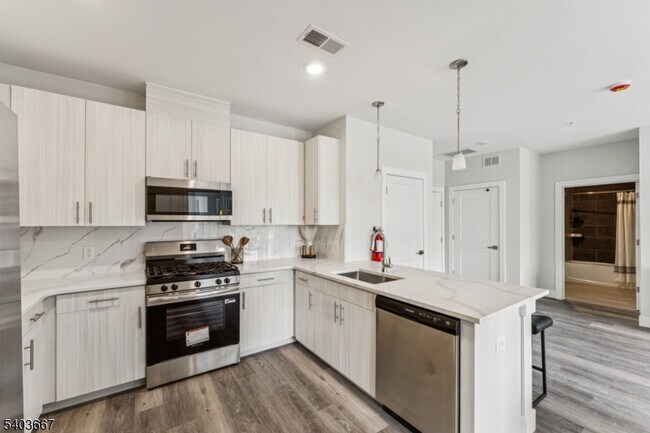 Building Photo - 140 W Webster Ave