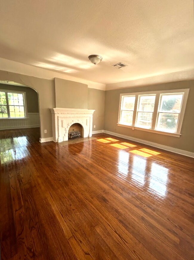 Building Photo - LOCATION LOCATION LOCATION! DEPOSIT SPECIAL!!