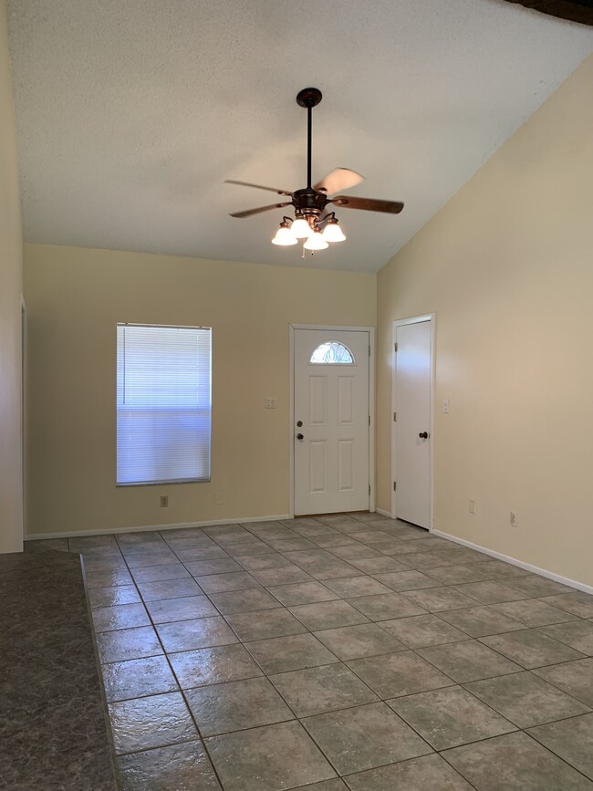 Building Photo - 3/2 in Deltona close to shopping and schoo...