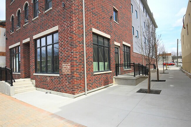 Photo du bâtiment - 14 Front St N