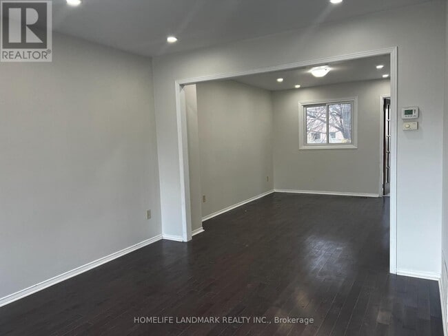 Building Photo - 585 Yorkminster Crescent